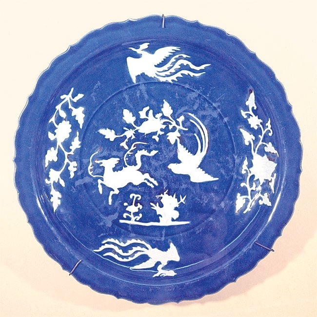 XIV. yüzyıla ait Yuan devri Çin porseleni bir tabak (TSM, Teşhir nr. 15/7035)