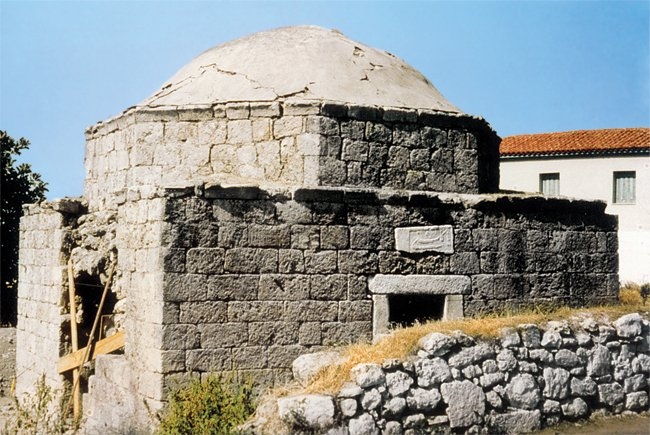 1992 yılında onarılan Sezâî-yi Gülşenî Türbesi – Gördüs/Yunanistan (Machiel Kiel fotoğraf arşivi)