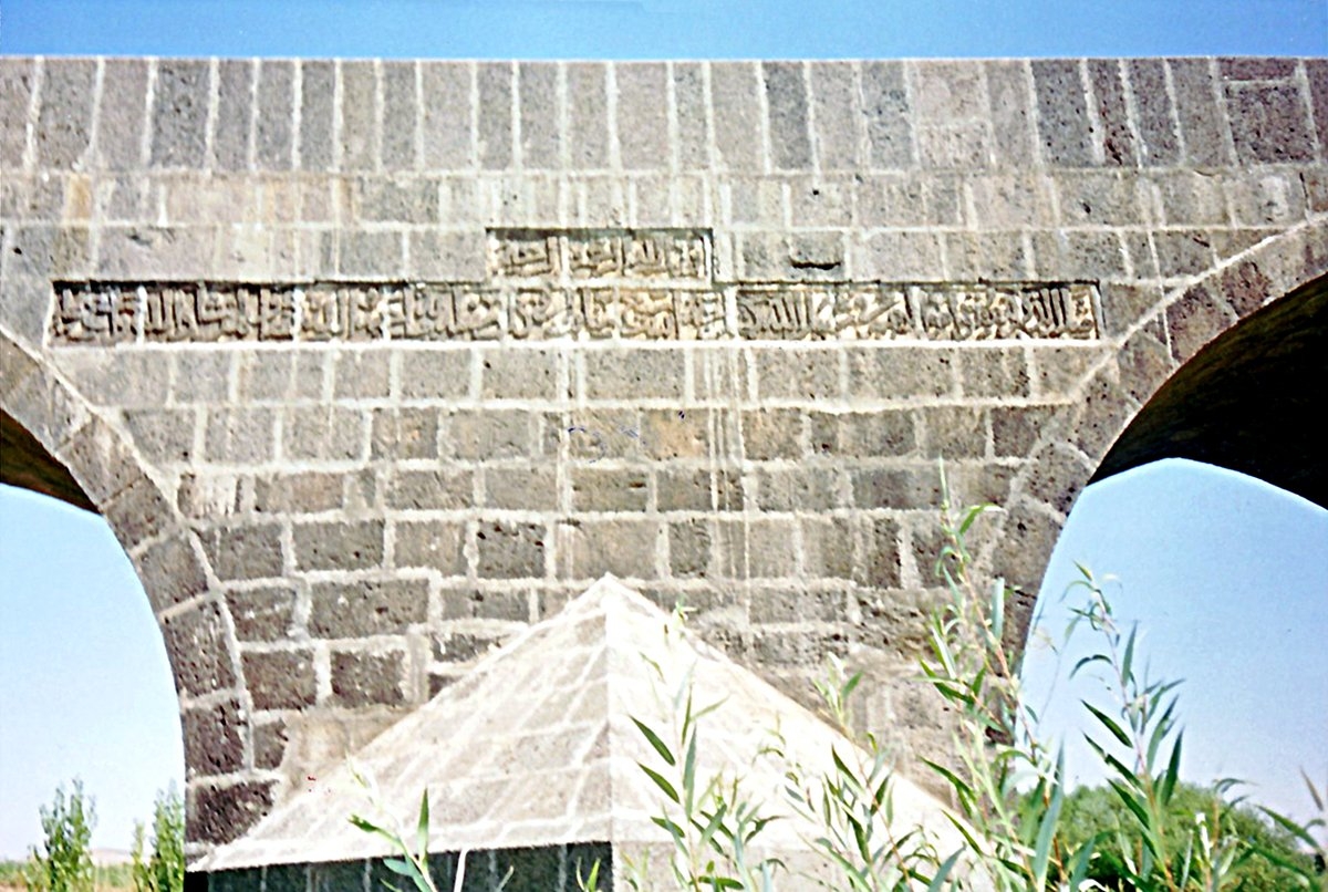 Devegeçidi Köprüsü’nün beşinci ve altıncı gözleri arasındaki kitâbe