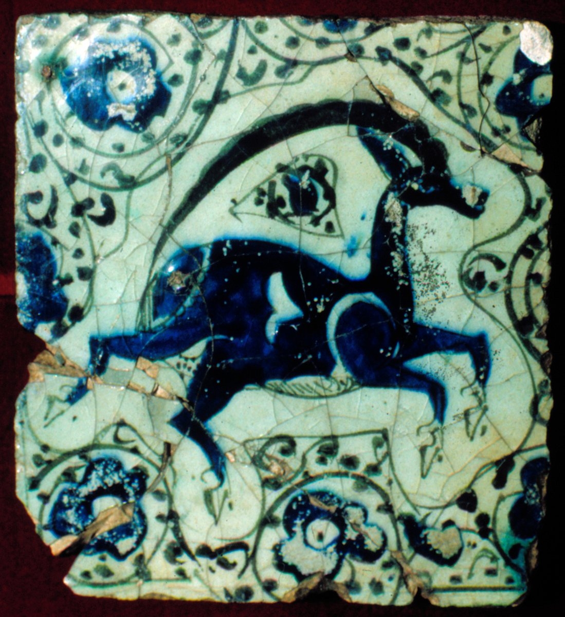 Kubâdâbâd Sarayı’na ait lüster tekniğinde yapılan hayvan figürlü çini örneği