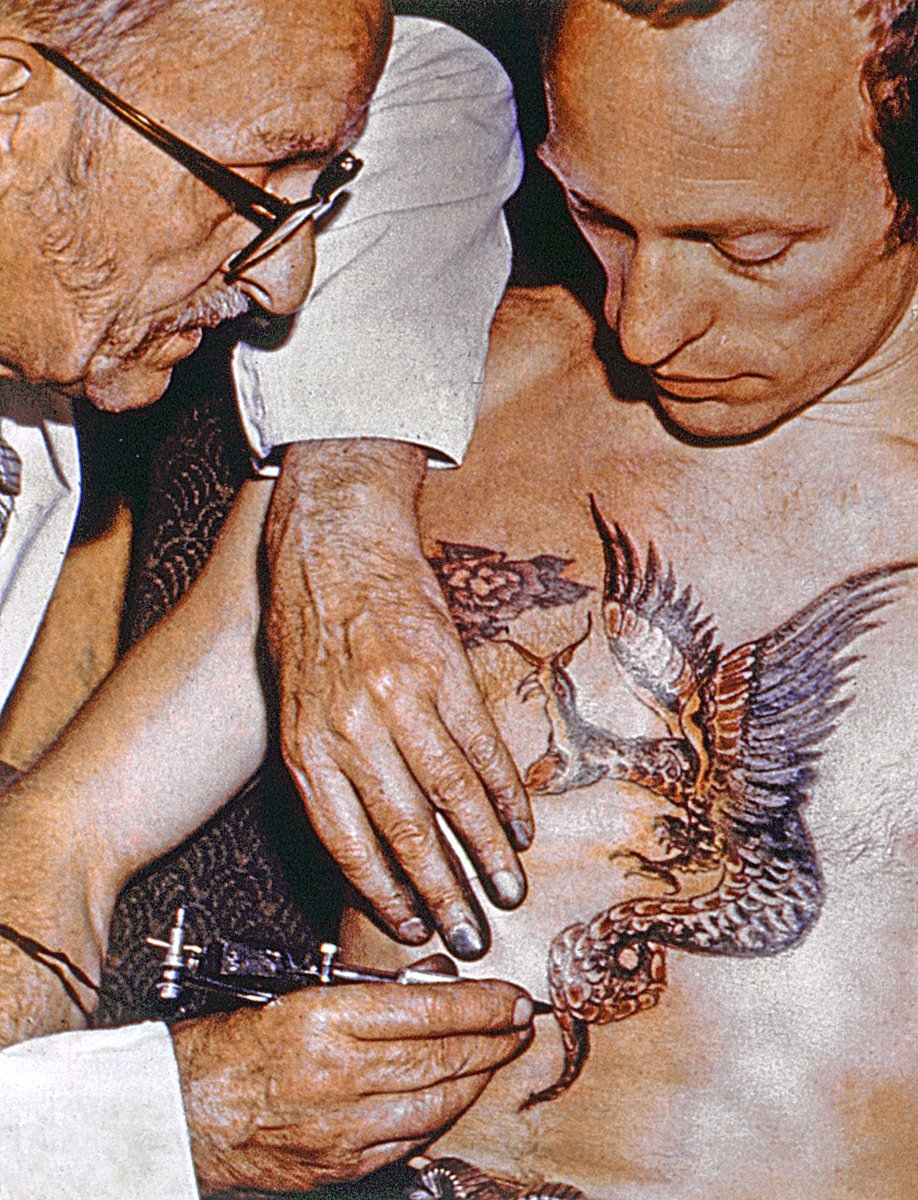 Modern dövmenin yapılışını gösteren bir fotoğraf