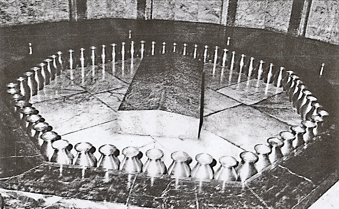 Çevresindeki vazolara Türkiye’nin her ili ile Kıbrıs’tan getirilen toprakların konduğu, mozolenin altındaki Atatürk’ün mezarı