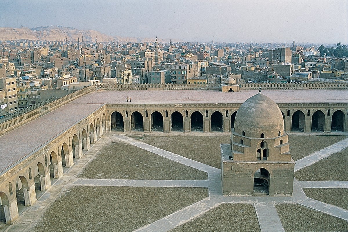 IX. yüzyılda Ahmed b. Tolun tarafından inşa ettirilen İbn Tolun Camii’nin avlusundan bir görünüş – Kahire