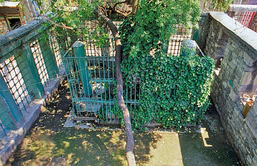 Ayvansaray’da sahâbeden Ebû Zer el-Gıfârî’nin açık türbesi içindeki makam kabri – Fatih/İstanbul