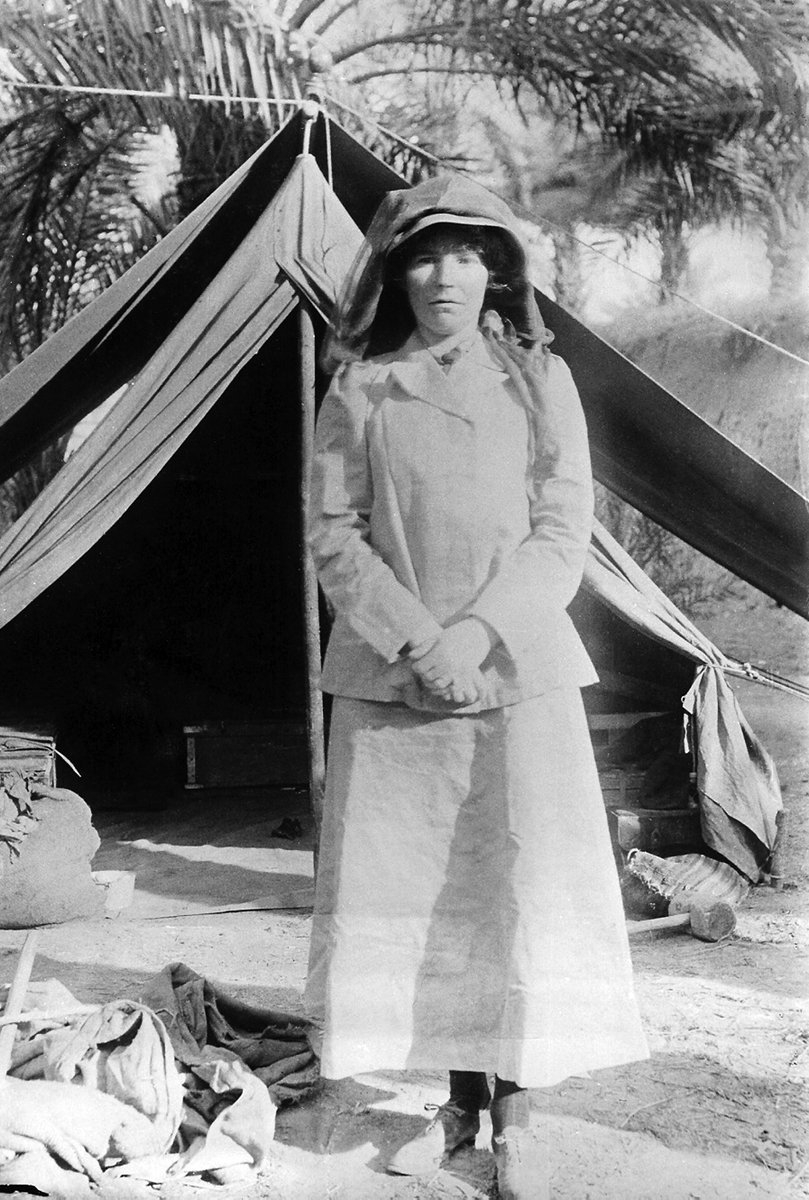 Gertrude Lowthian Bell Arabistan’daki kıyafetiyle çadırı önünde