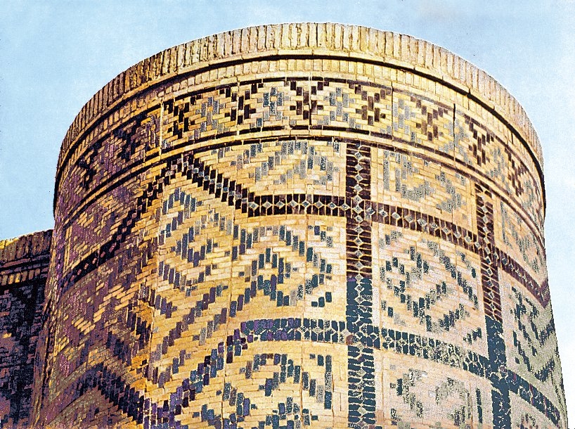 Şîrdâr Medresesi’nin arka cephesinde köşe kulelerinden birindeki çini süslemeyi gösteren bir detay