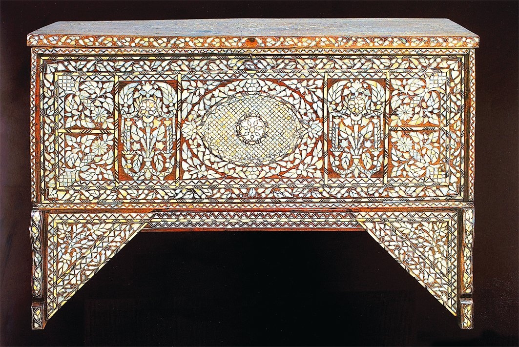 Farklı sedef işçiliğinin uygulandığıXIX. yüzyıl Osmanlı sandığı(Antik A.Ş. koleksiyonu)