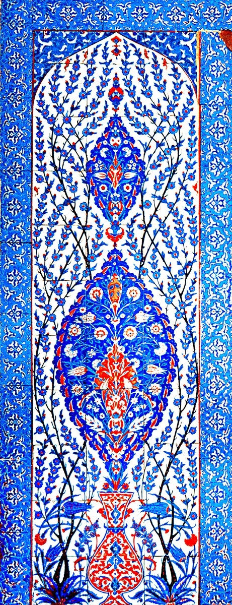 Atik Vâlide Sultan Camii’nde vazo, iki şemse, girift çiçek ve yaprak desenli bir çini levha