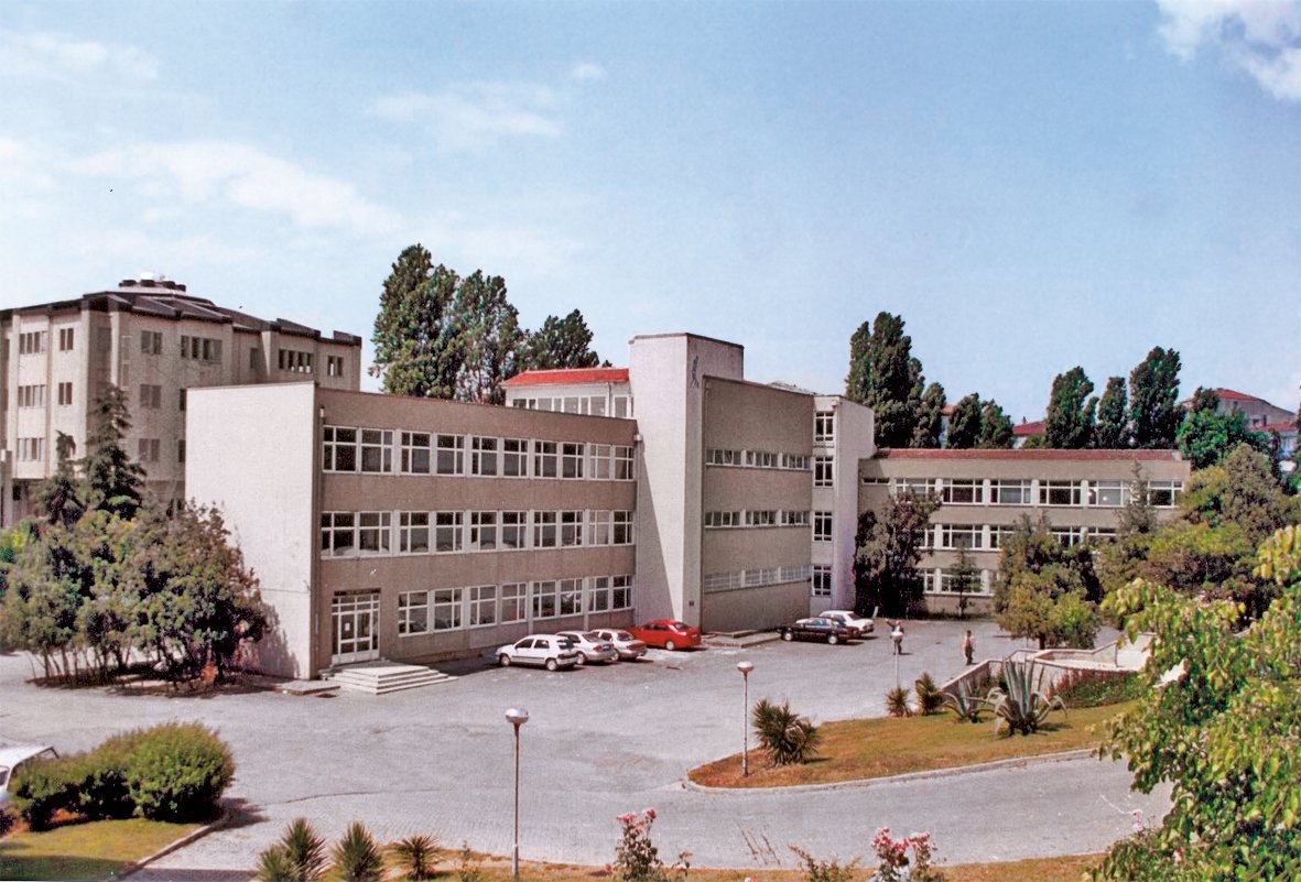 İstanbul Yüksek İslâm Enstitüsü’nün 1966’da Üsküdar Bağlarbaşı’nda faaliyete geçen yeni binası (daha sonra MÜ İlâhiyat Fakültesi)