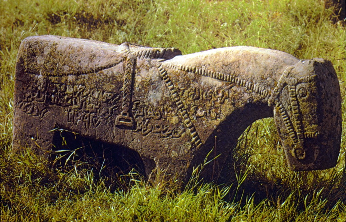 At şeklinde mezar taşı – Karabağ/Azerbaycan