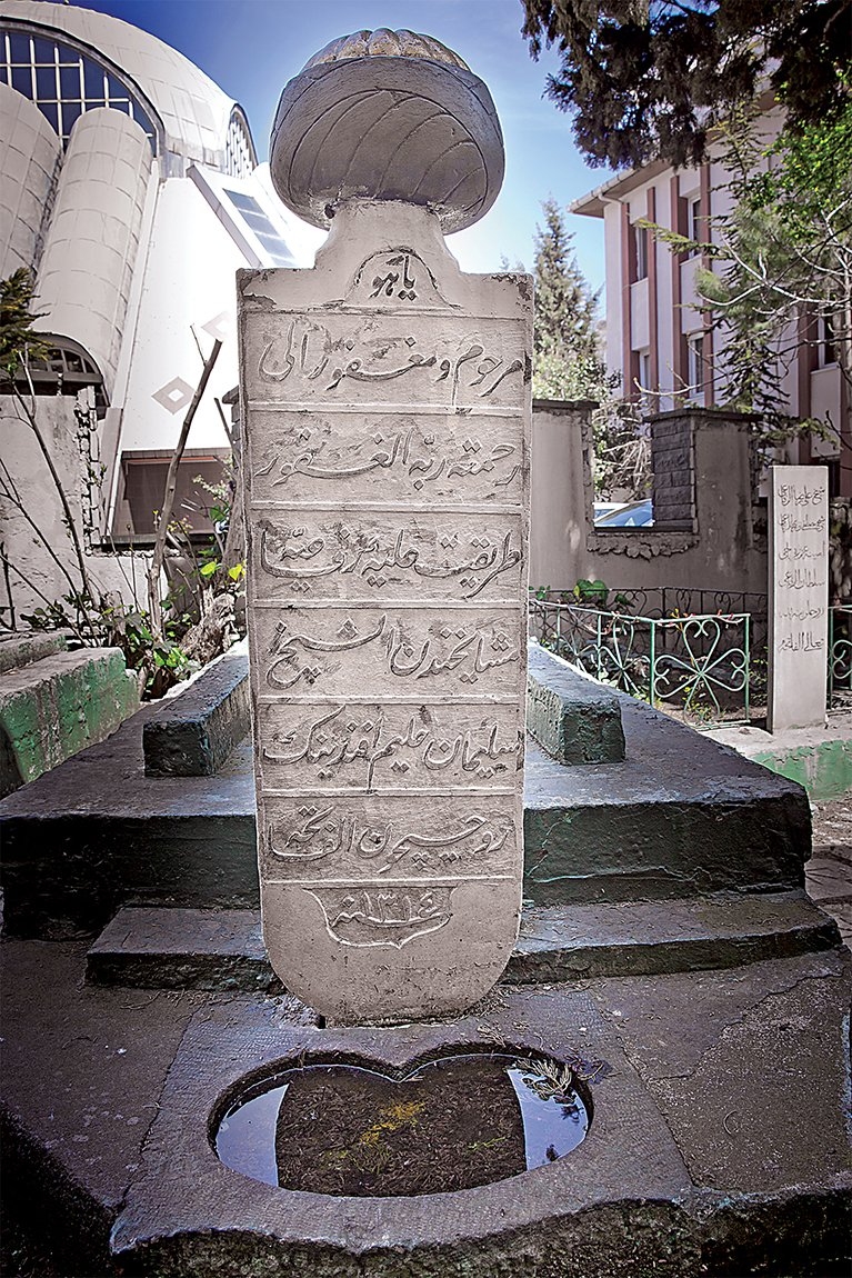 Halim Efendi’nin bânisi olduğu tekkenin hazîresindeki mezarı