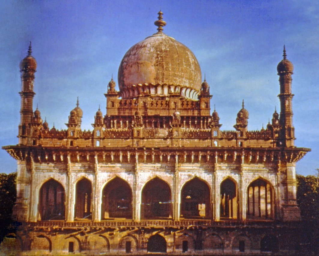 İbrâhim Ravza da denilen İbrâhim Âdilşah Camii