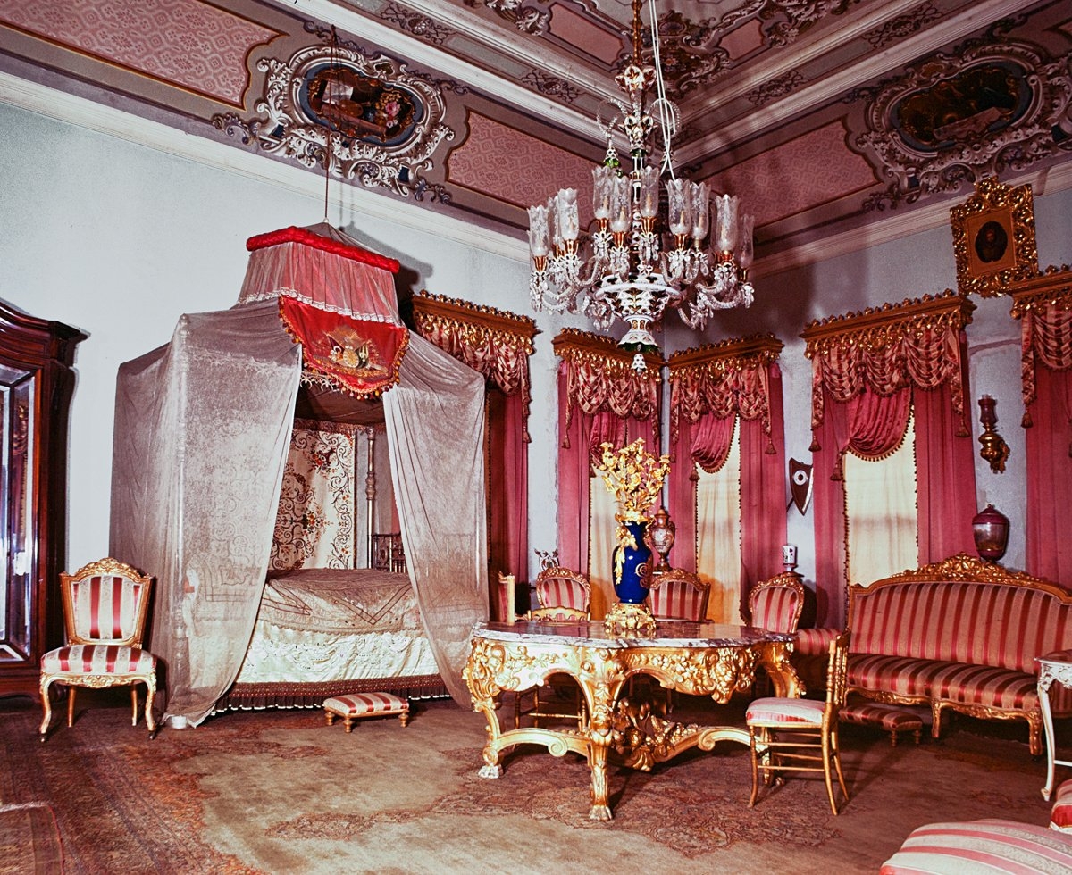 Dolmabahçe Sarayı’nda yanlış olarakI. Abdülmecid’in yatak odası şeklinde tanımlanan seksen dört numaralı oda