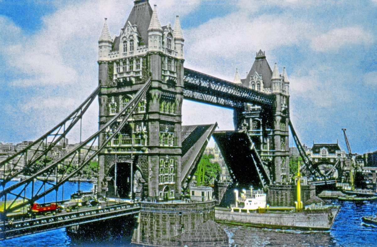 Thames nehri üzerindeki “Tower Bridge” – Londra/İngiltere