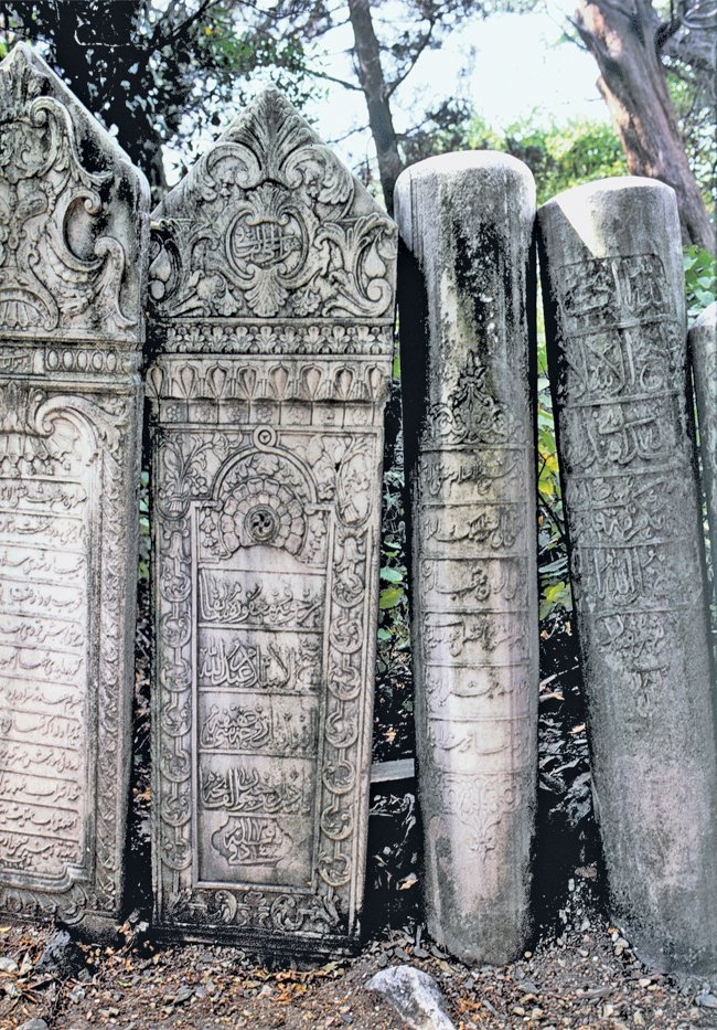 Şeyhülislâm Yenişehirli Abdullah Efendi ile hanımının Beykoz Kanlıca Mezarlığı’ndakimezar taşları