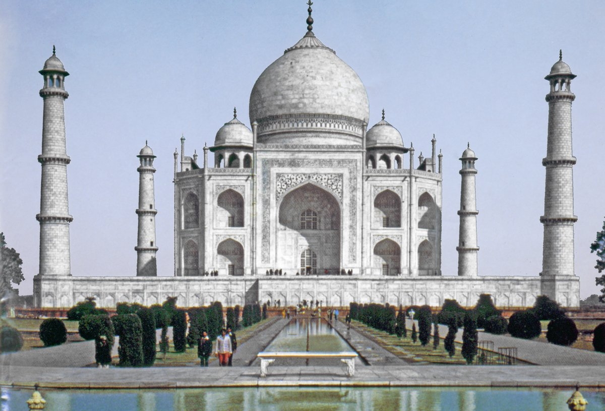 Restore edilmiş Hint-Türk İslâm bahçeleri içinde en önemli örneklerden biri olan Tac Mahal’in bahçesi – Agra/Hindistan