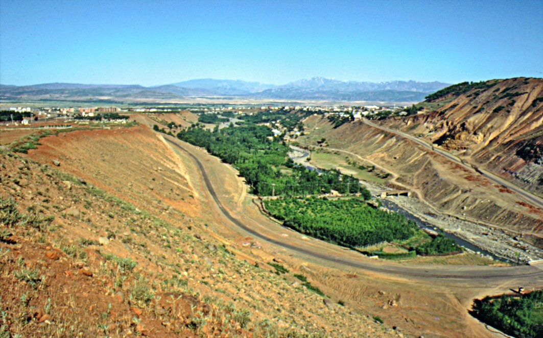 Vadi içindeki Eski Bingöl (Çapakçur) ile plato üzerindeki Yeni Bingöl’ün bir arada görünüşü
