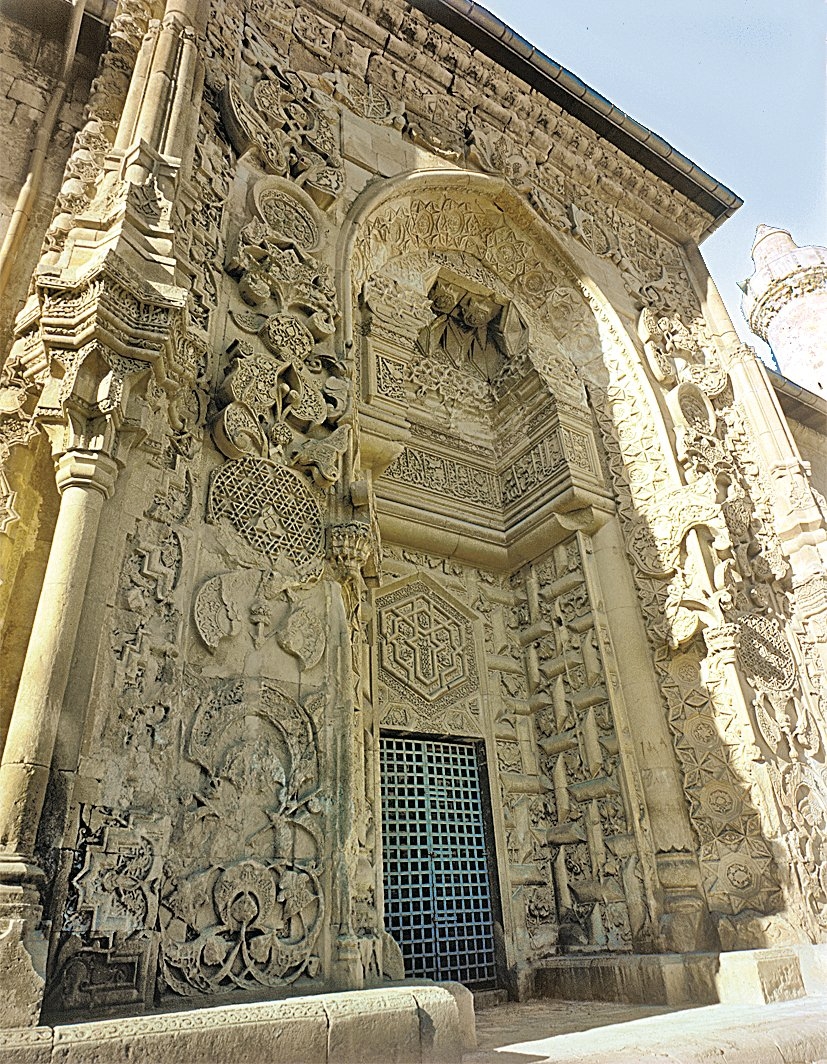 Divriği Ulucamii’nin taçkapı taş süslemesi