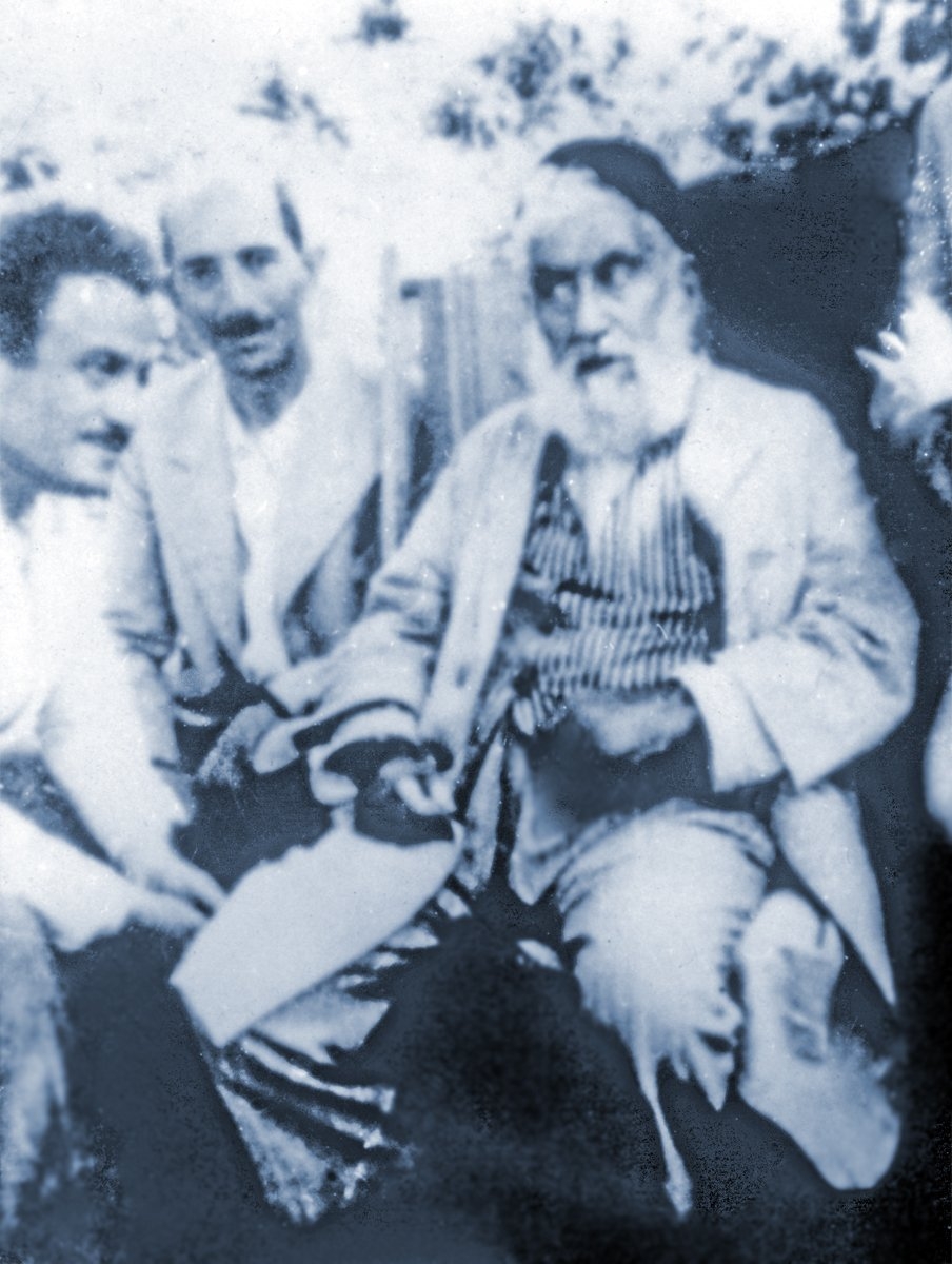 Necip Fazıl ve Abdülhakim Arvâsî’yi bir sohbet esnasında gösteren fotoğraf (M. Orhan Okay arşivi)