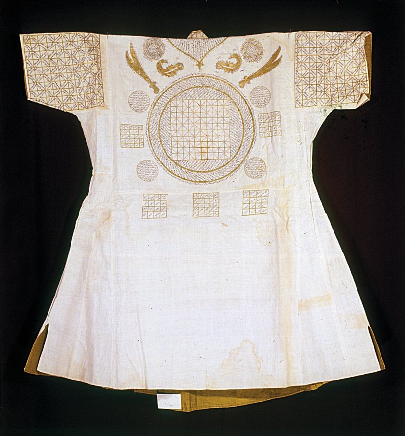 Sırt kısmında zülfikar ile akrep deseninin işlendiği tılsımlı gömlek (TSM, Envanter nr. 13/1148)