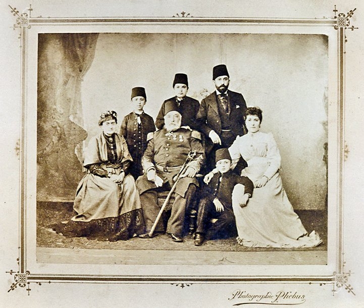 Nigâr Hanım, babası Macar Osman Paşa, annesi Emine Rif‘atî Hanım, eşi İhsan Bey ve üç oğlu ile