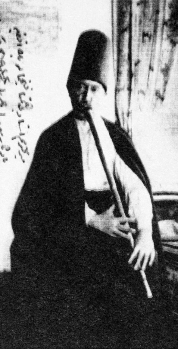 Mehmet Emin Yazıcı’yı ney üflerken gösteren bir fotoğraf (M. Uğur Derman fotoğraf arşivi)