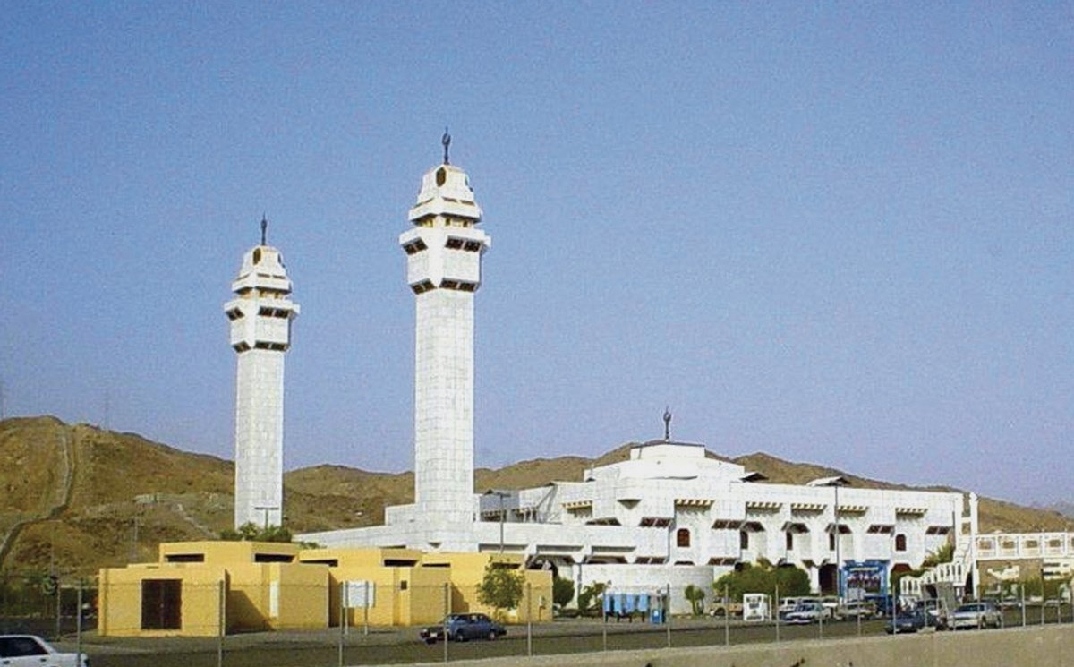 Mekke’de oturanların umre için ihrama girdikleri mîkāt yeri Ten‘îm’deki Hz. Âişe Camii