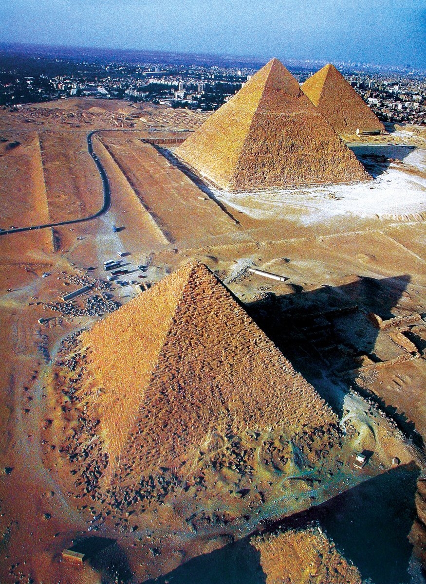 Mısır firavunlarından Keops, Kefren ve Mikerinos’un Cîze’deki piramitleri