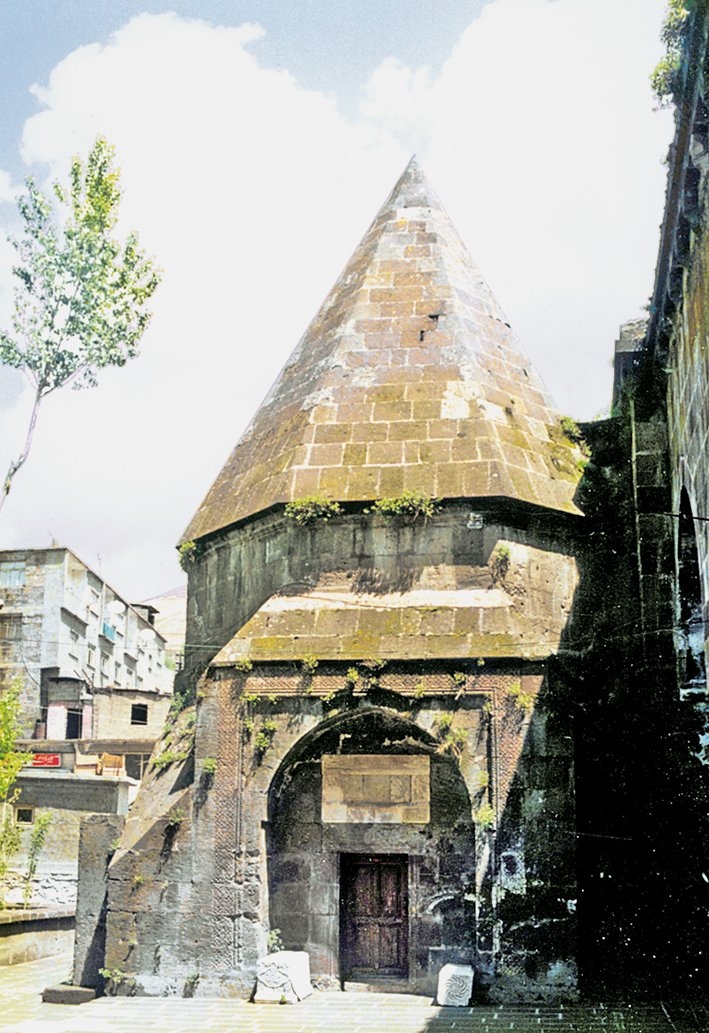 Şerefiye Külliyesi içindeki Şeref Han Türbesi