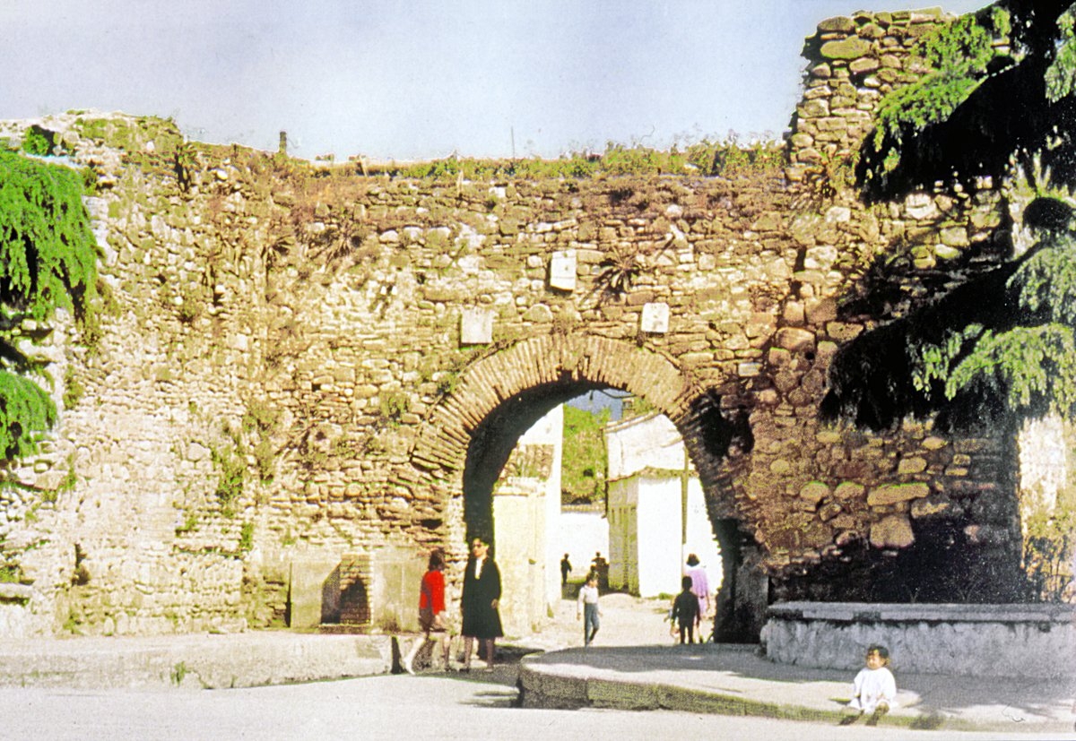 İlbasan Kalesi’nin güney kapısı