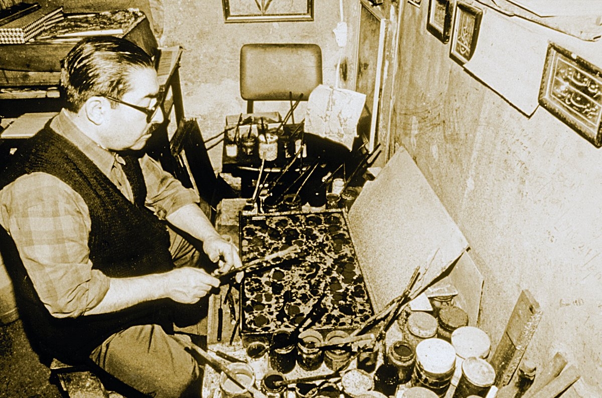 Mustafa Düzgünman ebru teknesi başında çalışırken (Hasan Ali Göksoy fotoğraf arşivi)