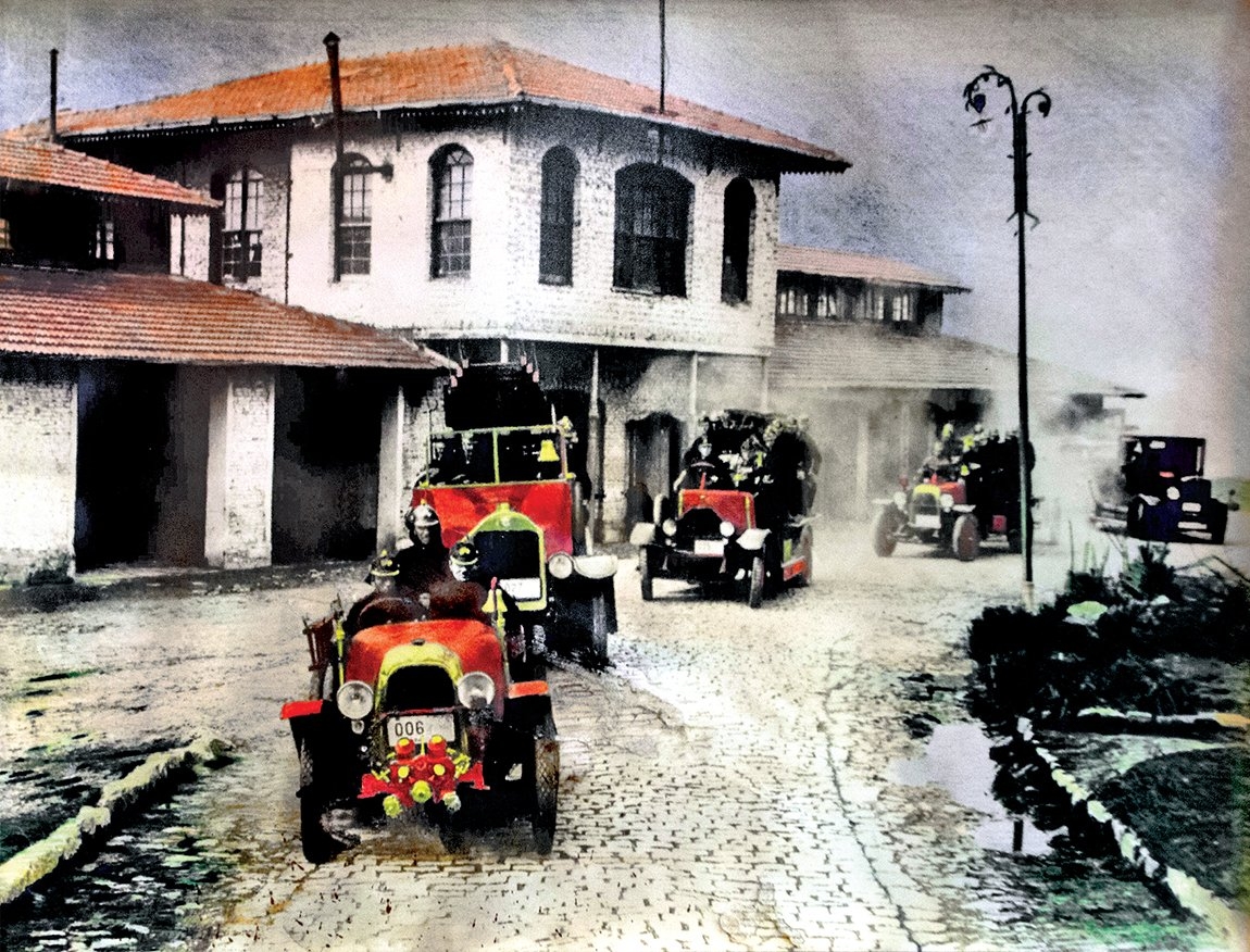 İstanbul İtfaiyesi’nin Beyoğlu grubunu yangın söndürmeye giderken gösteren eski bir fotoğraf (İstanbul Büyükşehir Belediyesi İtfaiye Müzesi, Envanter nr. 781)
