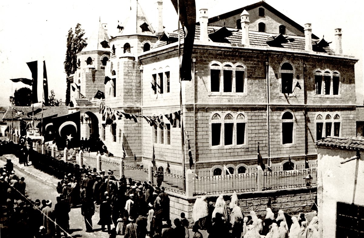 XX. yüzyılın başlarında Konya Sanayi Mektebi’ni gösteren bir fotoğraf (İÜ Ktp., Albüm, nr. 779/77)