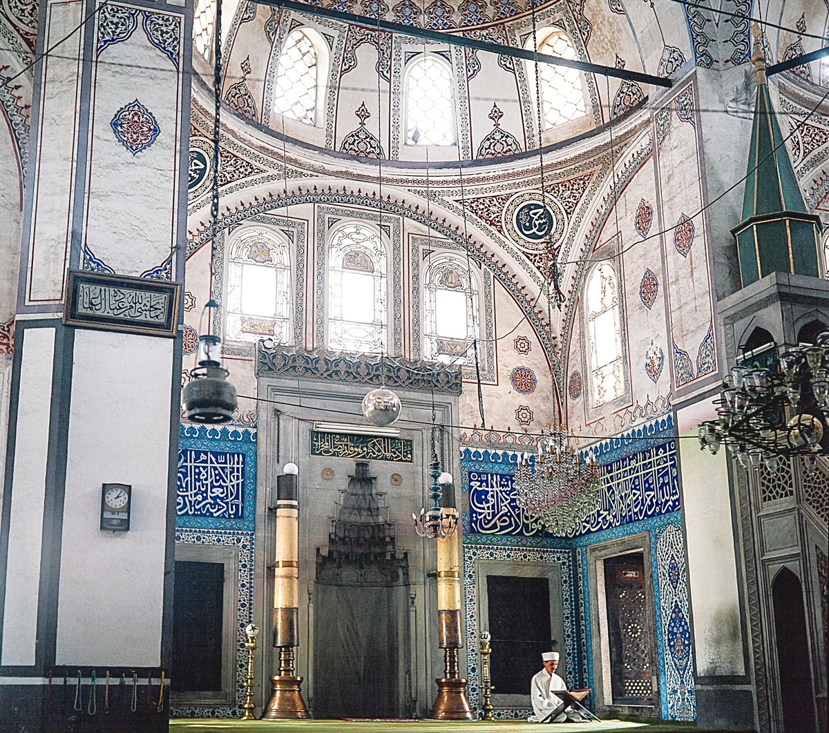 Atik Vâlide Sultan Camii’nin içinden bir görünüş