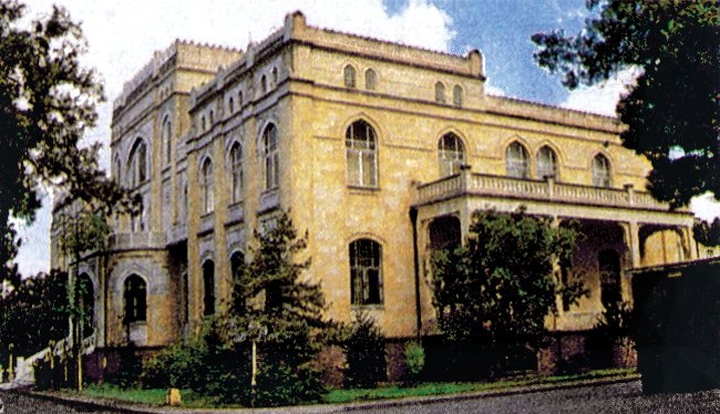 Ankara’daki modern mimari örneklerinden1927-1930 yılları arasında inşa edilmişArif Hikmet Koyunoğlu’nun eseri olanDevlet Resim ve Heykel Müzesi binası