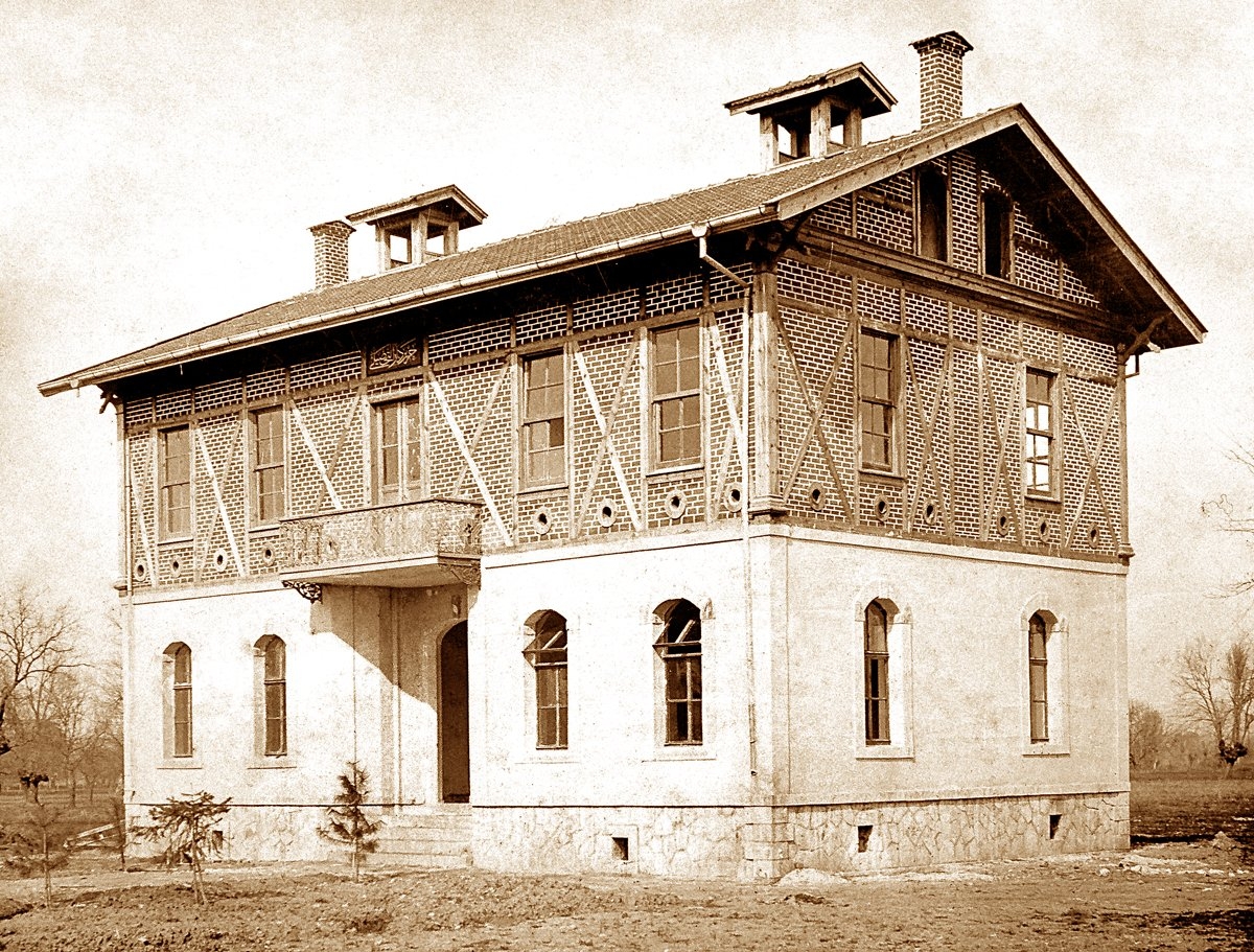 Bursa İpekçilik Okulu’nu gösteren XIX. yüzyıl sonlarına ait bir fotoğraf (İÜ Ktp., Albüm, nr. 91316)