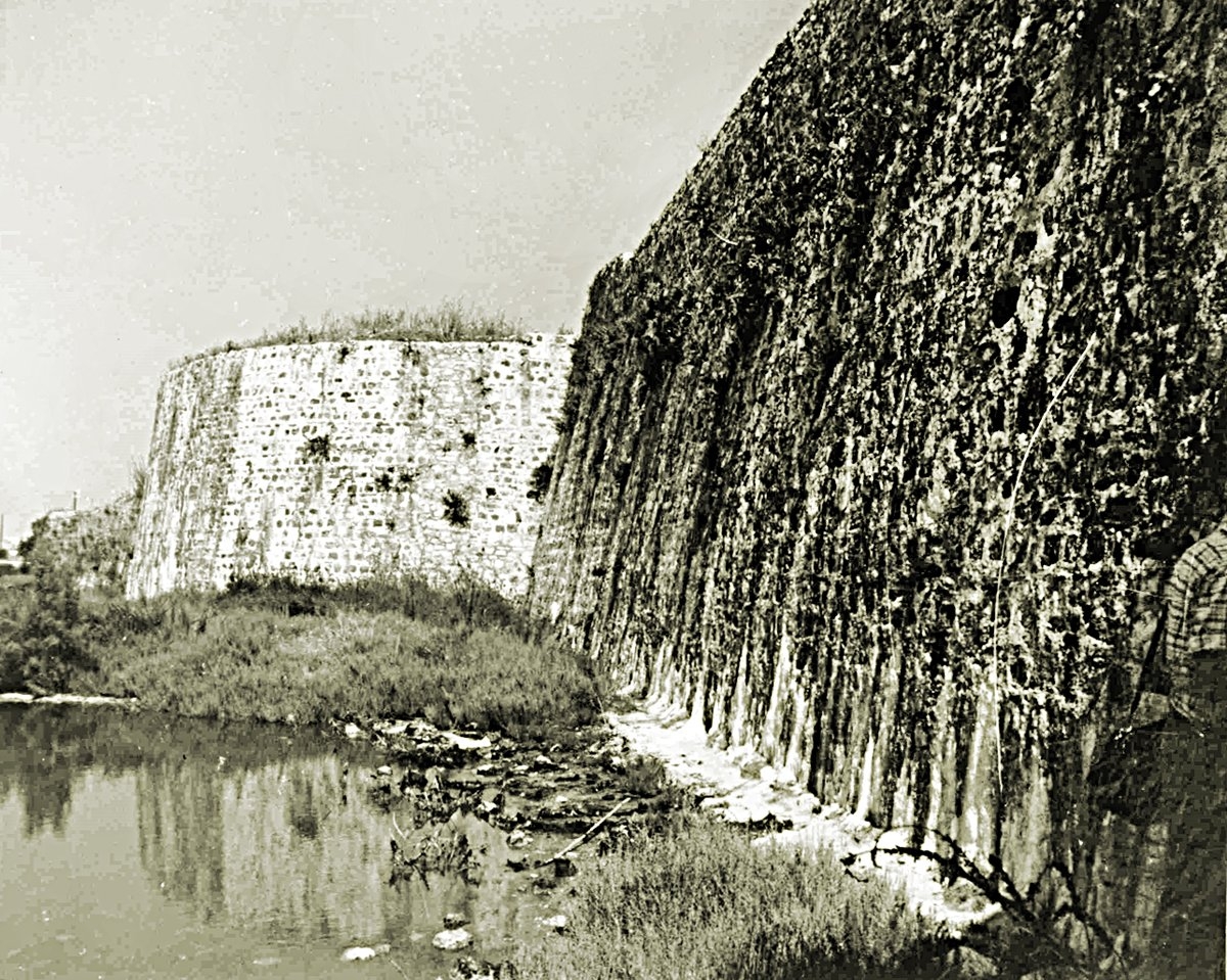 Ayamavra’daki Osmanlı surlarından bir görünüş(M. Kiel fotoğraf arşivi)