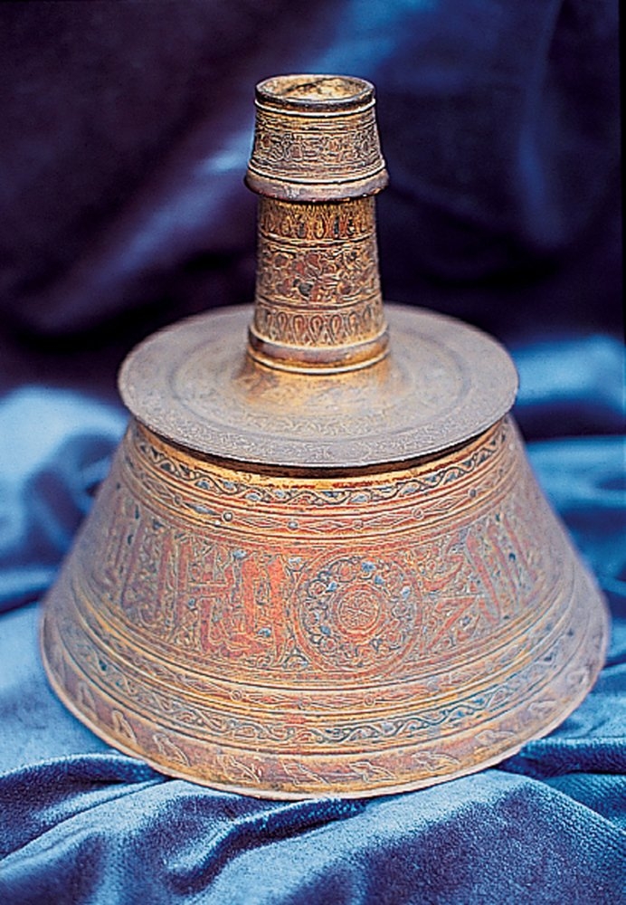 XV. yüzyıla ait Memlüklü pirinç şamdanı(Türk İnşaat Eserleri Müzesi, Envanter nr. 232)