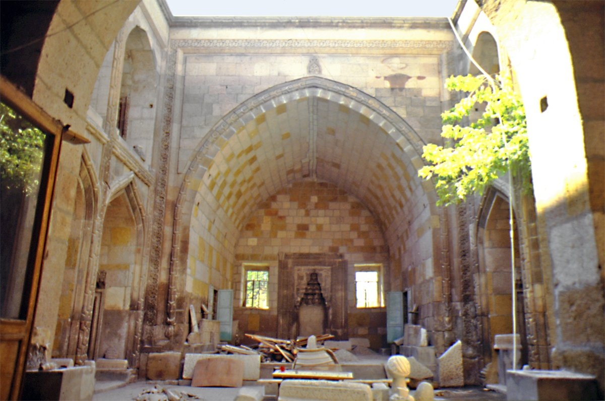 Akmedrese’nin avlusu ve ana eyvanı