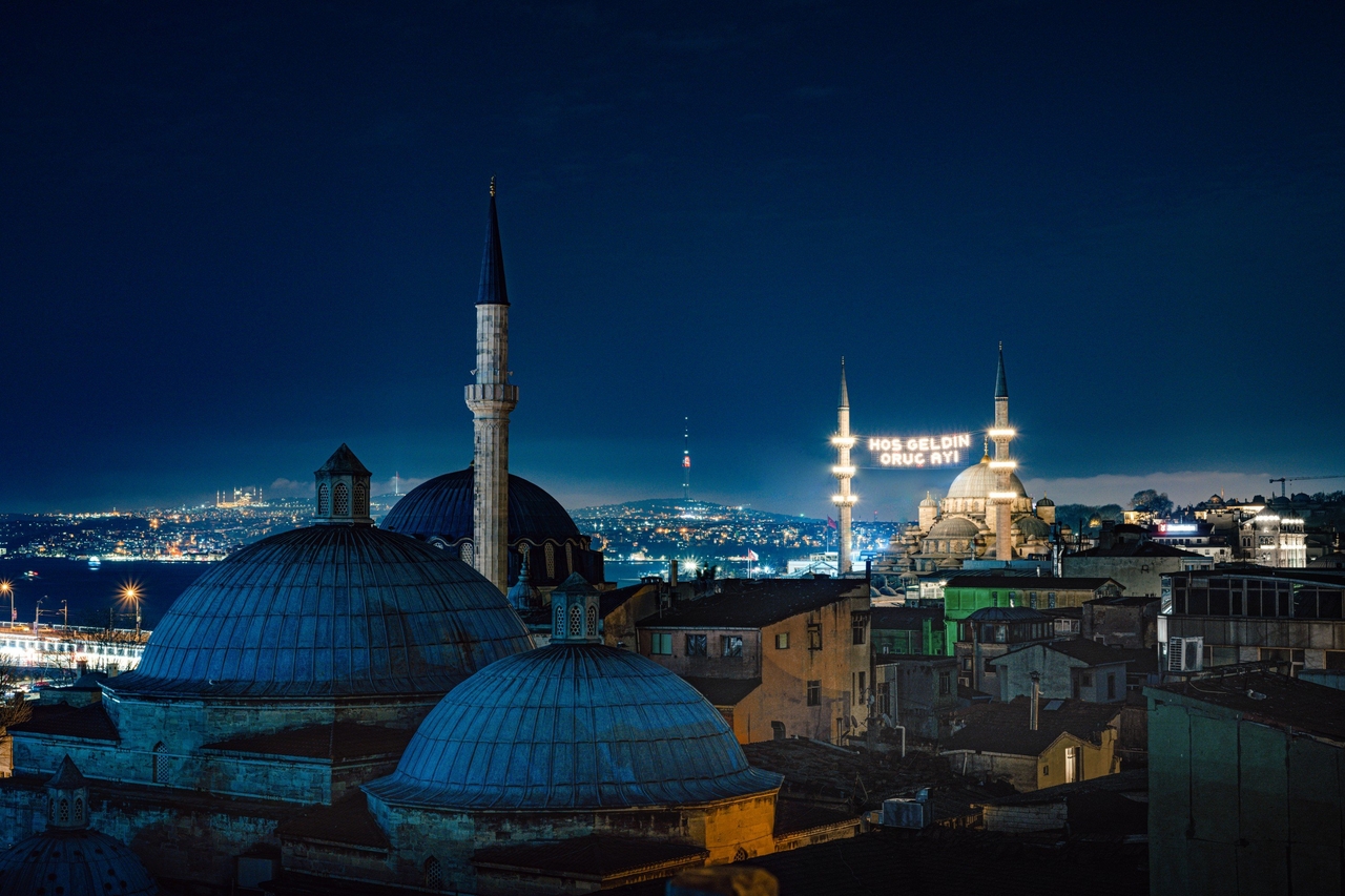 Eminönü Yenicamii’nin 2022 yılı Ramazan ayında mahyalı bir görüntüsü (Fotoğraf: Sercan Samancı)