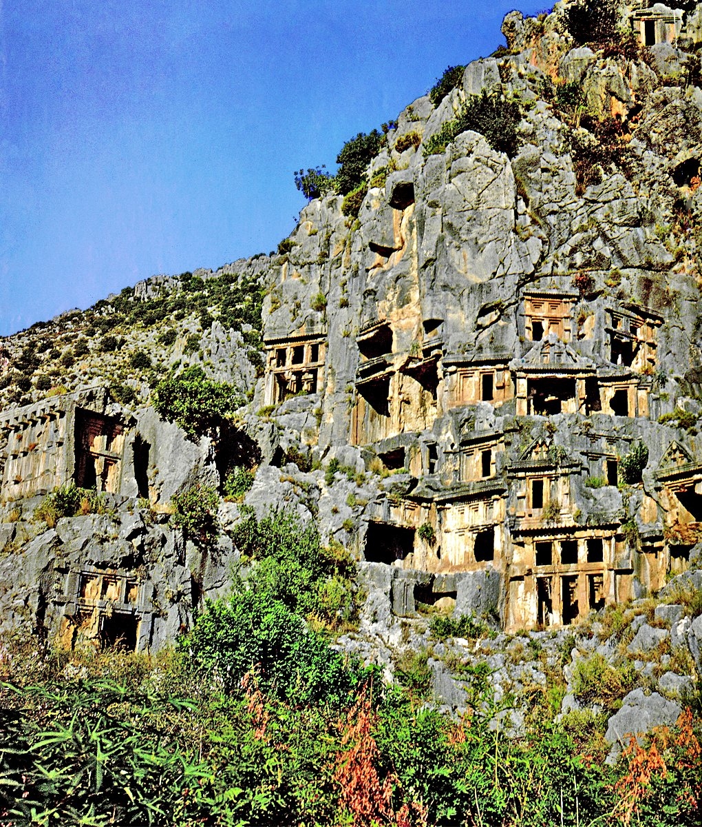 Likya bölgesinde yer alan Myra (Demre) antik kentinin kaya mezarları