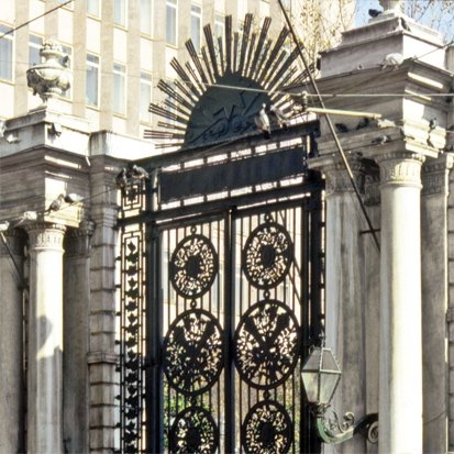 Galatasaray Lisesi’nin (Mekteb-i Sultânî) empire üslûbundaki dış cümle kapısı – İstanbul