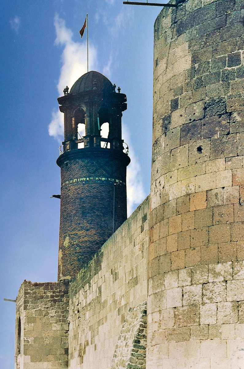 Saltuklular dönemine ait Tepsi Minare – Erzurum