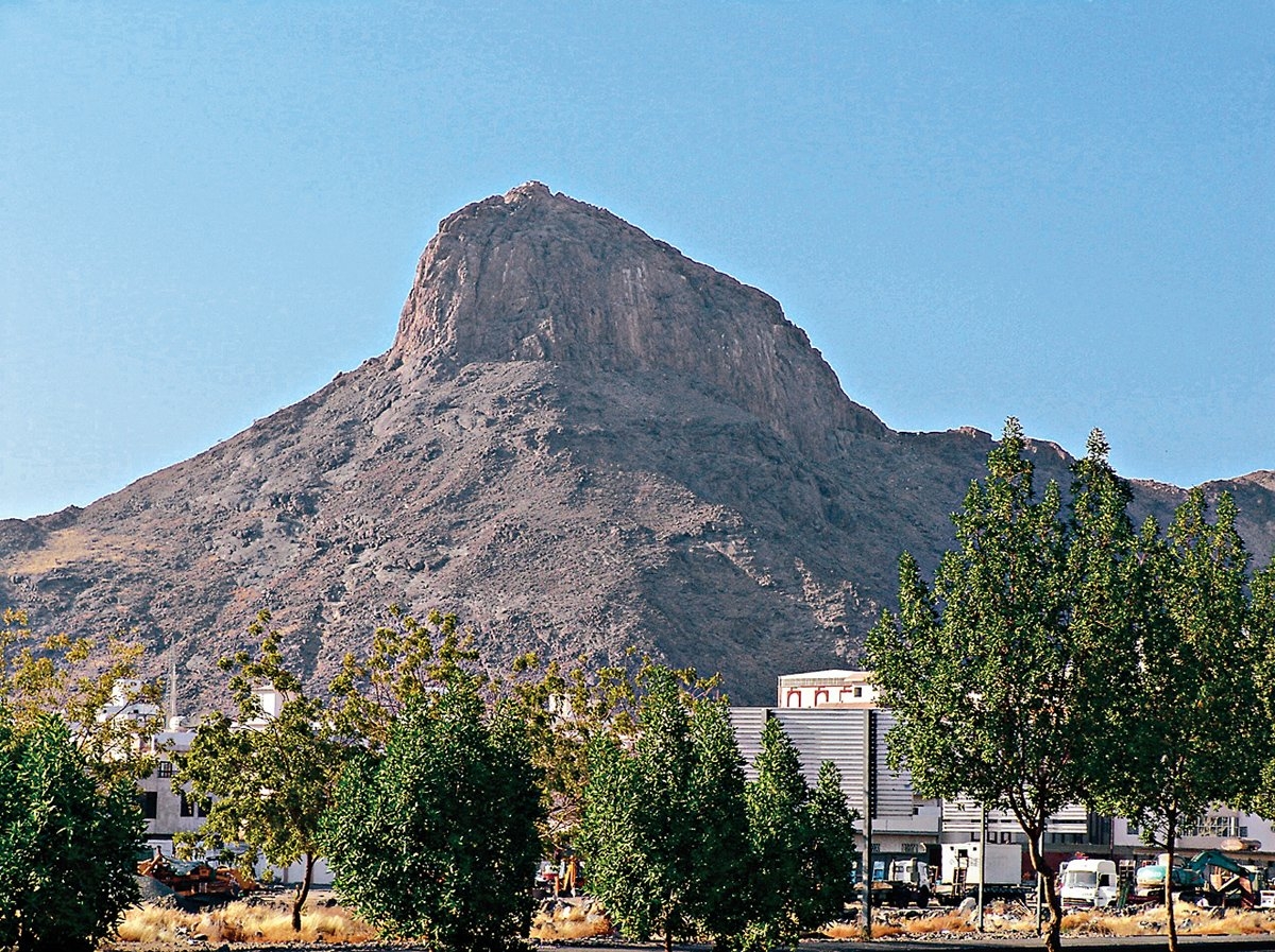 Hz. Muhammed’in zaman zaman inzivaya çekildiği ve kendisine ilk vahyin indiği mağaranın bulunduğu Hira dağı