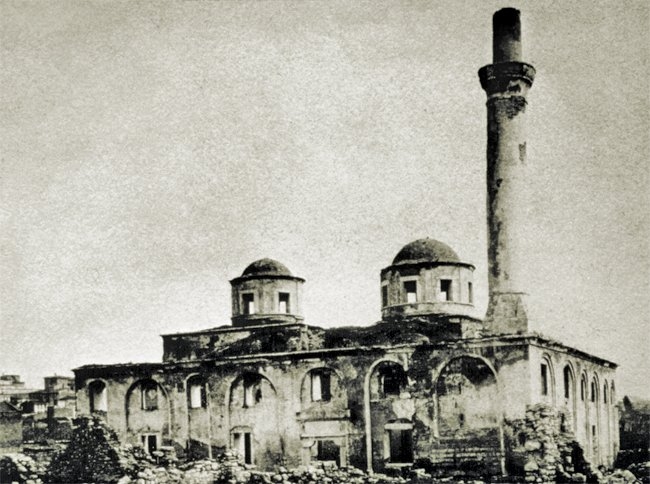 Fenârî Îsâ Camii’nin 1925 yılındaki harap halini gösteren bir fotoğraf (Mathews, s. 326)