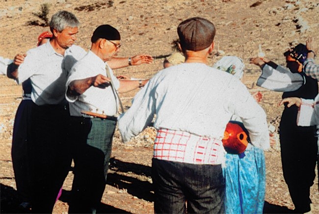 Abdal Mûsâ törenlerinde Bulgaristan Bektaşîleri’nin kırklar semahı (Melih Duygulu arşivi)