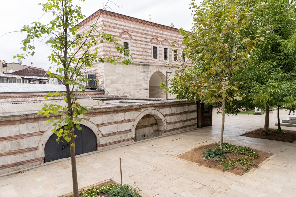 Yeni Valide Camii’nin dış avlu kapısı üzerinde bulunan ve XVI. yüzyılda sıbyan mektebi olarak kullanılan bina – Üsküdar/İstanbul