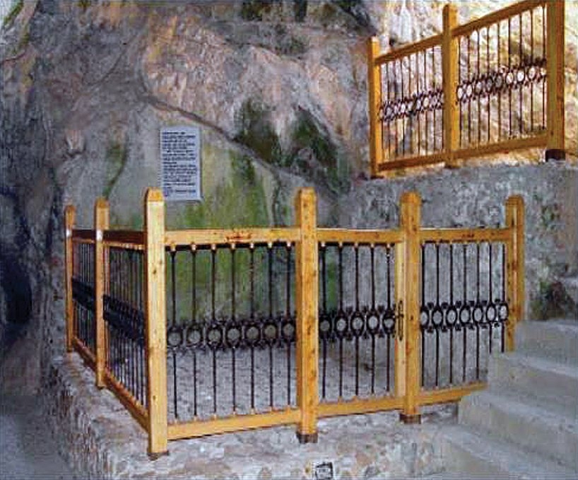 Tarsus’ta Ashâb-ı Kehf mağarasınıniçinden bir görünüş