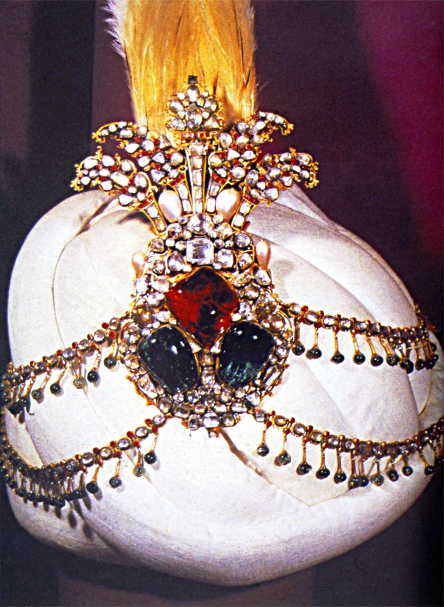 XVIII. yüzyıla ait zümrüt, yakut, lâl ve incili sorguç (TSM, Envanter nr. 2/204)