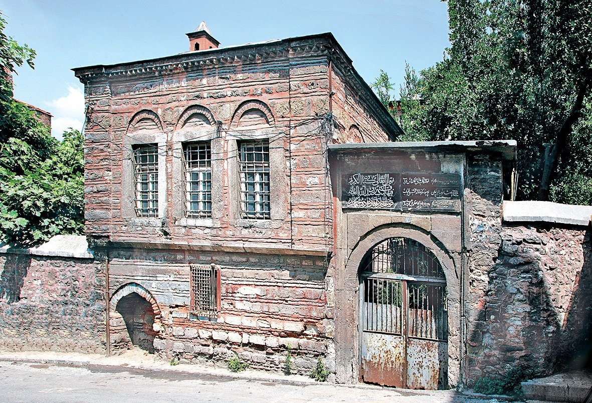 Murad Molla Külliyesi’nin meşrutası ile avlu kapısı